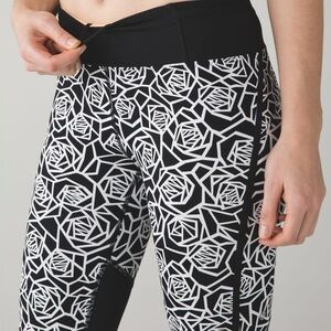 Lululemon real quick crop full on luxtreme posey 6 black white